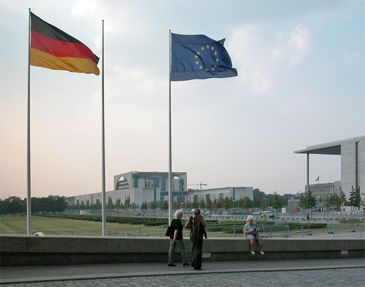 Berlin, Flaggen vor dem Reichstagsgebäude. Im Hintergrund das Bundeskanzleramt. 