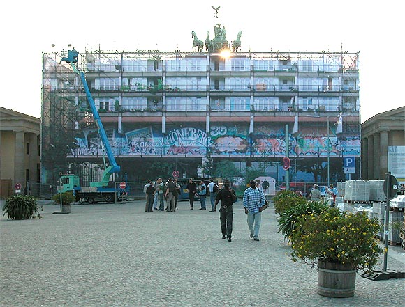 Berlin, Pariser Platz, Brandenburger Tor während der Restaurierung, Verhüllungskunst von Michel Majerus 