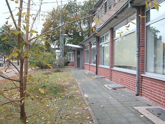 Endstation. Ehemaliges Deutsches Bibliotheksinstitut, Berlin. Der Ort der Abwicklung: Stra&szlig;enfront, Blick von der ehemaligen Fachbibliothek zum Haupteingang 
