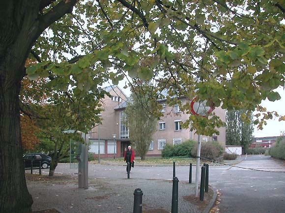 Endstation. Ehemaliges Deutsches Bibliotheksinstitut, Berlin. Der Ort der Abwicklung: Geb&auml;ude, Eingang Gesch&auml;ftsstelle subito, links davon Fenster der ehemaligen Fachbibliothek