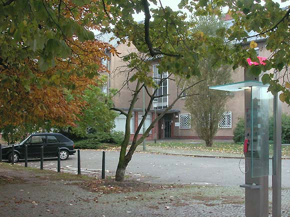 Endstation. Ehemaliges Deutsches Bibliotheksinstitut, Berlin. Der Ort der Abwicklung: Geb&auml;ude, Eingang Gesch&auml;ftsstelle subito, links davon Fenster der ehemaligen Fachbibliothek