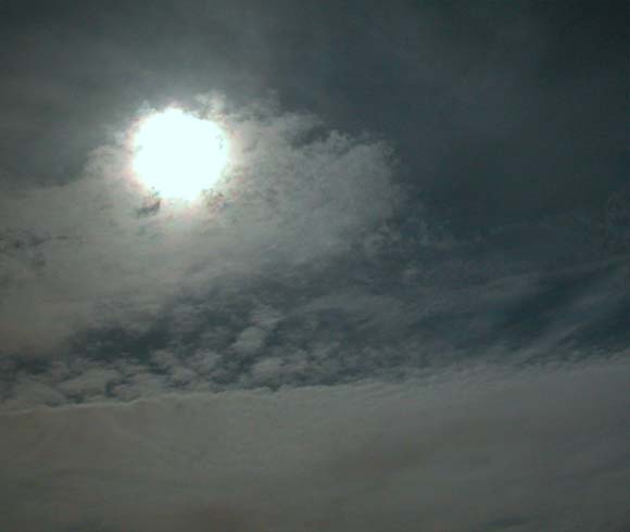 Vollmond und Wolken im Reflexlicht der Stadt
