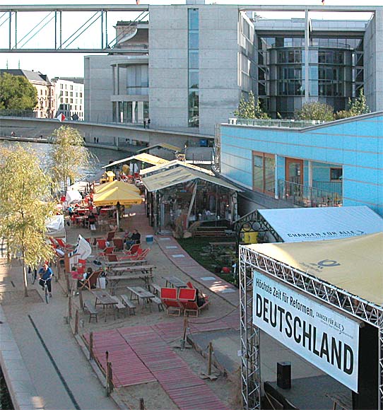 Blick über den "Bundespressestrand" zum Paul-Löbe-Haus (Bundestagsgebäude).