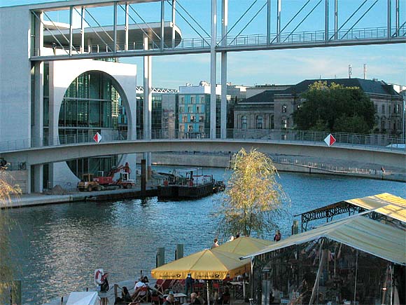 Berlin, Regierungsviertel: Marie-Elisabeth-L&uuml;ders-Haus, Abendd&auml;mmerung
