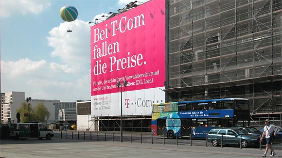 Berlin-Mitte: Leipziger Straße nahe Wilhelmstraße: Werbung