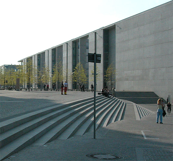 Paul-L&ouml;be-Haus (Bundestagsgeb&auml;ude), Treppe zur Spree. Architekt: Stephan Braunfels. Gegen&uuml;ber (nicht auf dem Bild) das Reichstagsgeb&auml;ude