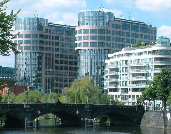 Berlin, "Spree-Bogen", Bürogebäude, Sitz des Bundesministeriums des Innern, Architekten: Kühn-Bergander-Bley, Blick vom Gerickesteg