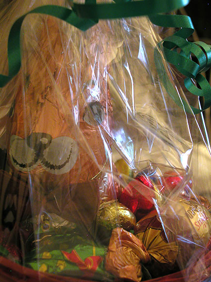 Osterhase, hinter Geschenkfolie verborgen