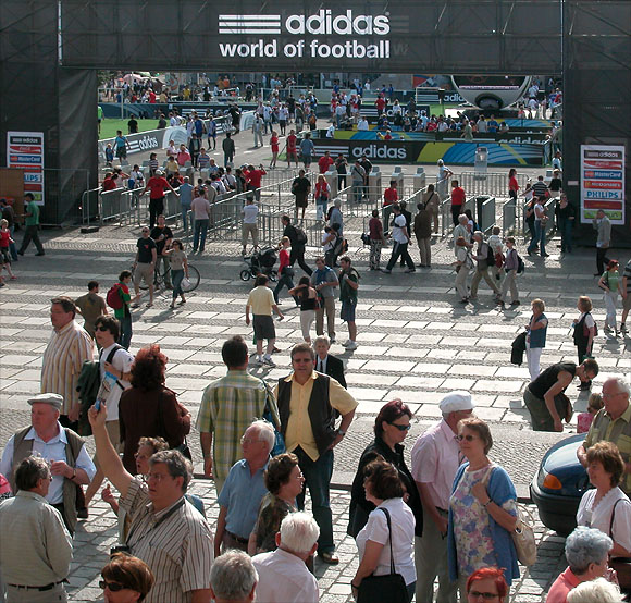 Menschenmenge vor: Adidas "World of football"