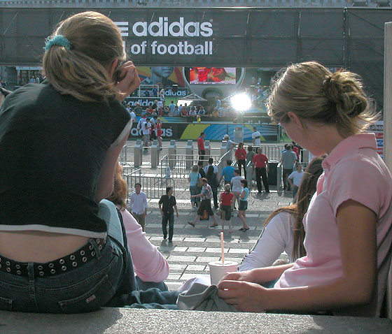 Menschen vor: Adidas "World of football"