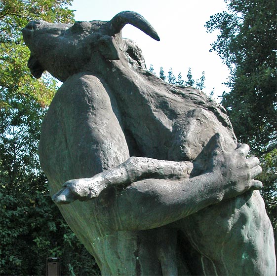 "Mann mit Zicke" ("Zickenschulze"), Bronzeskulptur, 1989, von Friedrich Schötschel. Im Külzpark, Bernau bei Berlin. Ausschnittsphoto
