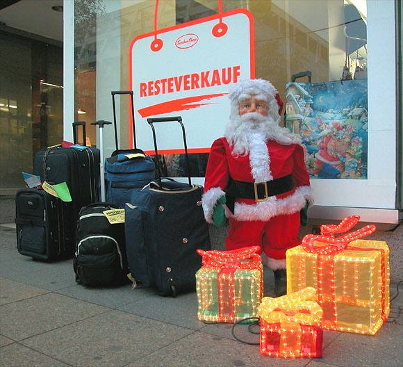 Berlin, Tauentzienstraße, Weihnachtsmannfigur vor Resteverkauf-Schild
