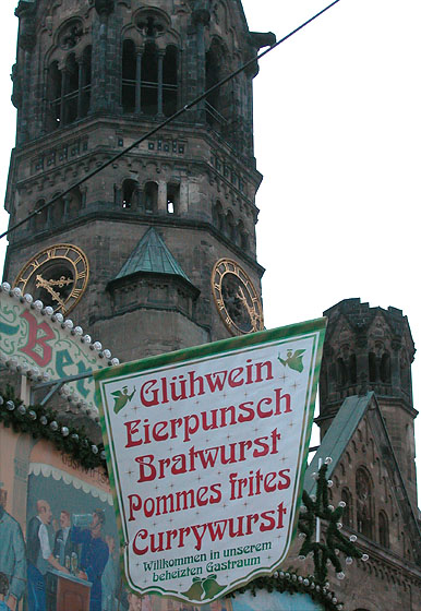 Berlin, Breitscheidplatz, Weihnachtsmarkt 2006 vor der Kaiser-Wilhelm-Gedächtniskirche mit Glühwein, Eierpunsch, Bratwurst und Fritten