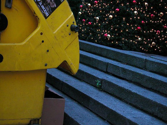 Berlin, Breitscheidplatz, Weihnachtsmarkt 2006, gelbe Mülltonne, blaue Treppe, Weihnachtsbaum