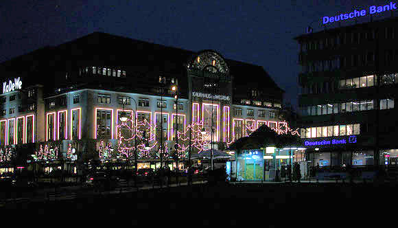 Berlin, Kaufhaus des Westens, KaDeWe, Außenansicht, Weihnachtsdekoration, Lichterketten, Nachtaufnahme