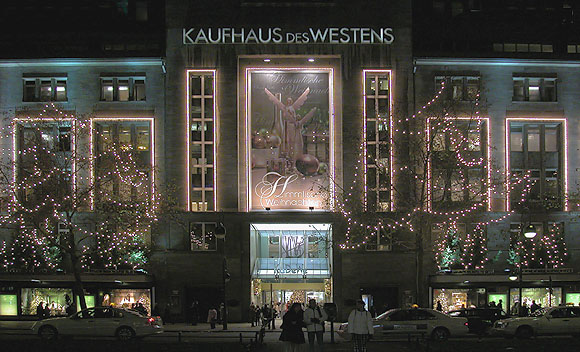 Berlin, Kaufhaus des Westens, KaDeWe, Außenansicht, Weihnachtsdekoration, Lichterketten