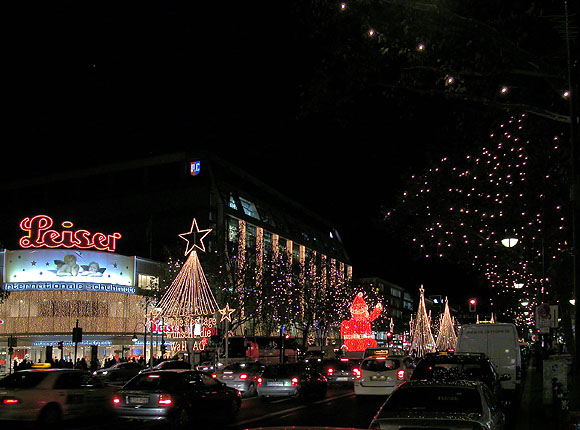 Berlin, Tauentzien, Weihnachtsdekoration, Lichterketten und Weihnachtsmann, Nachtaufnahme