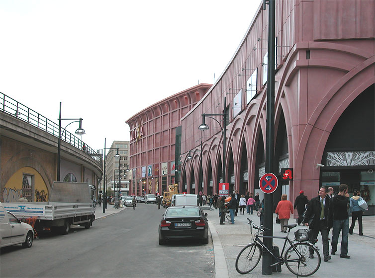 Einkaufszentrum Alexa, Berlin-Alexanderplatz, Eröffnung, Dircksenstraße