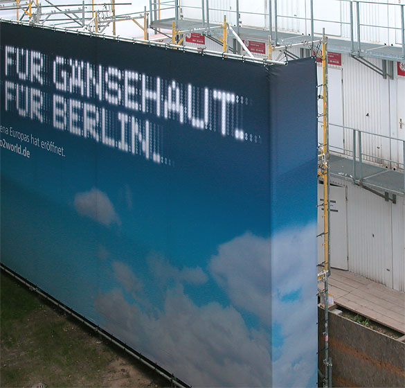 Berlin: "O2 World", Multifunktionshalle. Werbeplakat, verspricht "Gõnsehaut".