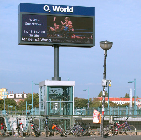Berlin-Friedrichshain: "O2 World", Multifunktionshalle, wirbt für ihr Programm.