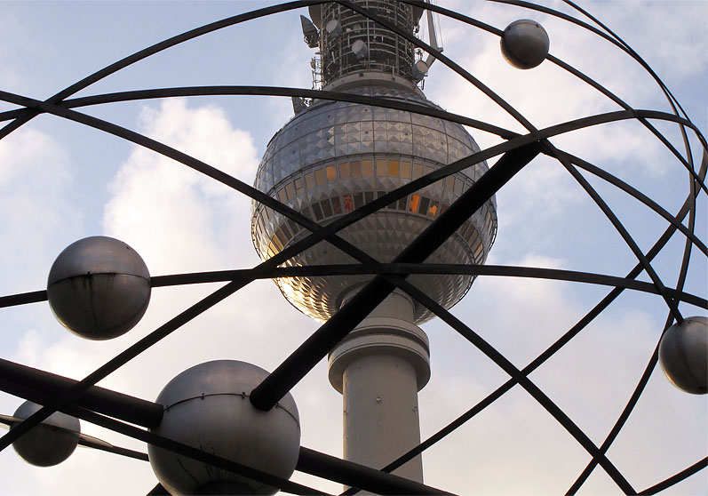 Berlin-Mitte, Alexanderplatz: Fernsehturm. Darstellung des Sonnensystems auf der Weltzeituhr (Entwurf: Erich John)
