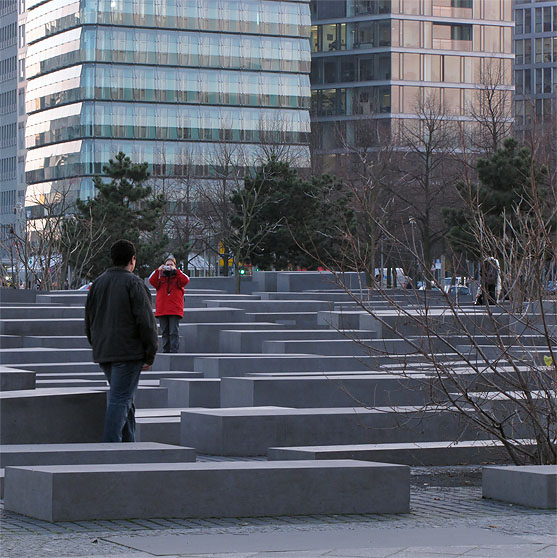 Berlin-Mitte: Denkmal f&uuml;r die ermordeten Juden Europas - Holocaust-Mahnmal. Entwurf: Peter Eisenman 