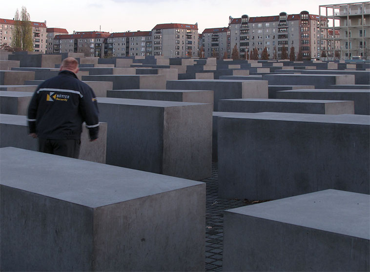 Berlin-Mitte: Denkmal für die ermordeten Juden Europas - Holocaust-Mahnmal. Entwurf: Peter Eisenman 