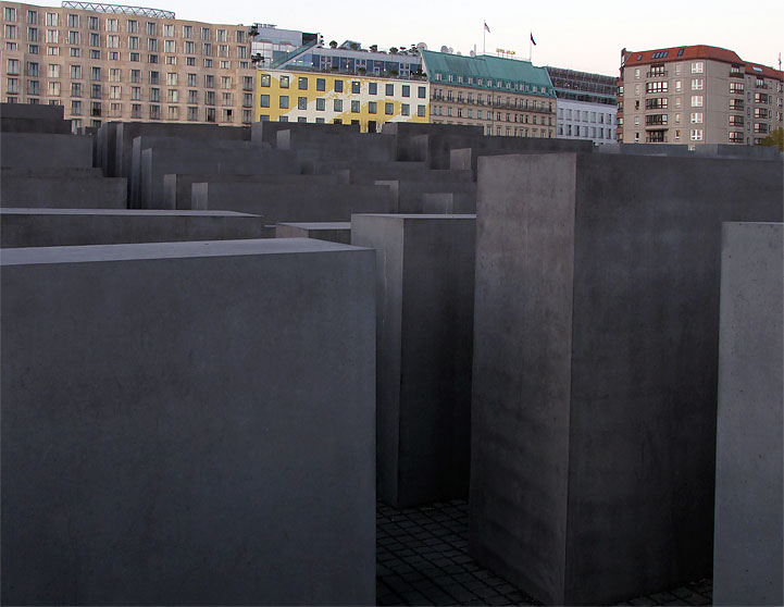 Berlin-Mitte: Denkmal für die ermordeten Juden Europas - Holocaust-Mahnmal. Entwurf: Peter Eisenman 