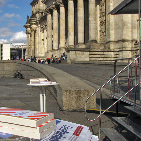 Berlin, Reichstagsgebäude. Vordergrund: Bücher auf dem Info-Stand des Deutschen Bundestages.