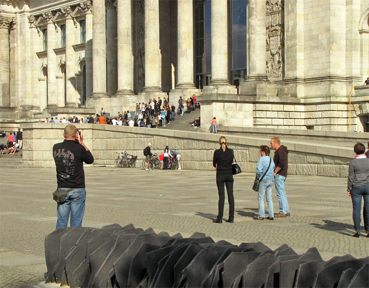 Berlin, Touristen vor dem Reichstagsgebäude. Vordergrund: Gedenktafeln im NS ermordeter Reichstagsabgeordneter.
