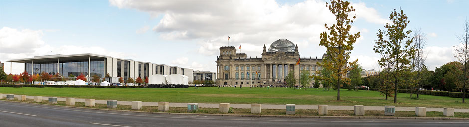 Berlin, Platz der Republik, Paul-Löbe-Haus, Reichstagsgebäude. Panoramaphotographie. 
