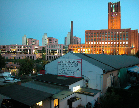 Ullsteinhaus, mit Anbau. Abendstimmung. Blick von der Stubenrauchbr&uuml;cke &uuml;ber den Hafen Tempelhof 