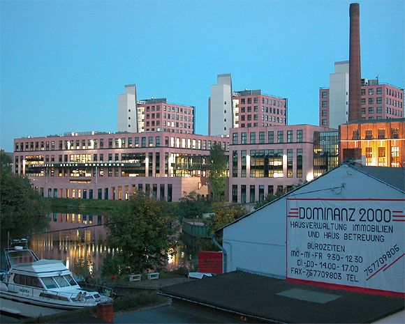 Ullsteinhaus, mit Anbau. Abendstimmung. Blick von der Stubenrauchbr&uuml;cke &uuml;ber den Hafen Tempelhof 