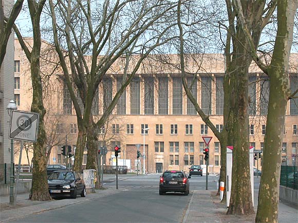 Paradestra&szlig;e, Blick auf das Flughafengeb&auml;de l&auml;ngs des Tempelhofer Damms
