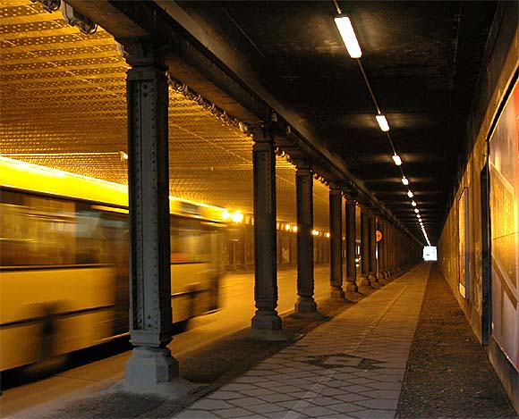 Boelcketunnel, aufgenommen aus Richtung der Kreuzung Boelckestra&szlig;e / Hoeppnerstra&szlig;e. Autotunnel, S-Bahn-Unterf&uuml;hrung