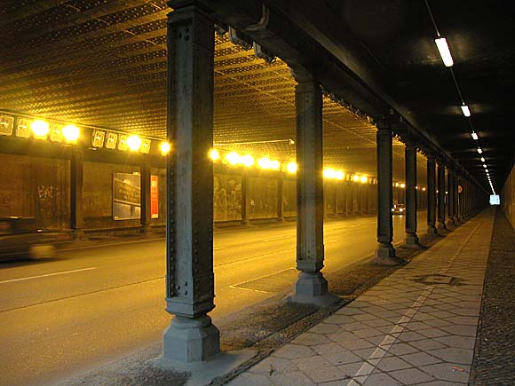 Boelcketunnel, aufgenommen aus Richtung der Kreuzung Boelckestra&szlig;e / Hoeppnerstra&szlig;e. Autotunnel, S-Bahn-Unterf&uuml;hrung