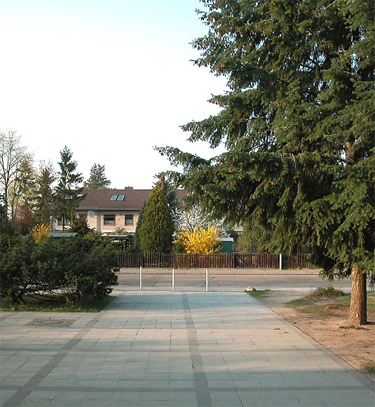 Wolfsburger Weg, Sch&auml;tzelberg-Grundschule, Blick von der Schultreppe auf den Wolfsburger Weg