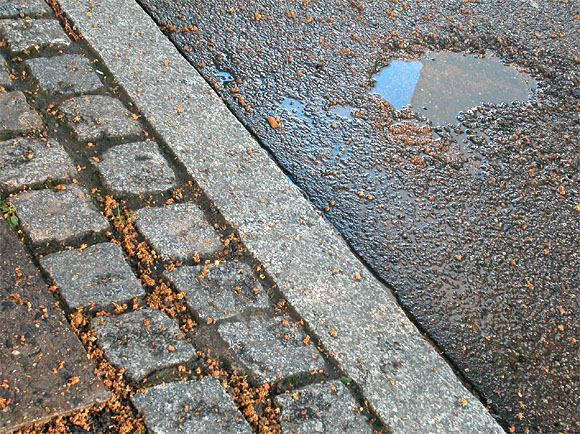Wolfsburger Weg, Stra&szlig;enbelag, Einfahrt, nach Regen 