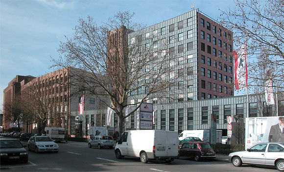 Ullsteinhaus mit Anbau. Ullsteinstra&szlig;e