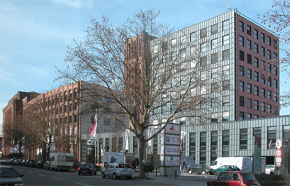 Ullsteinhaus mit Anbau. Ullsteinstra&szlig;e