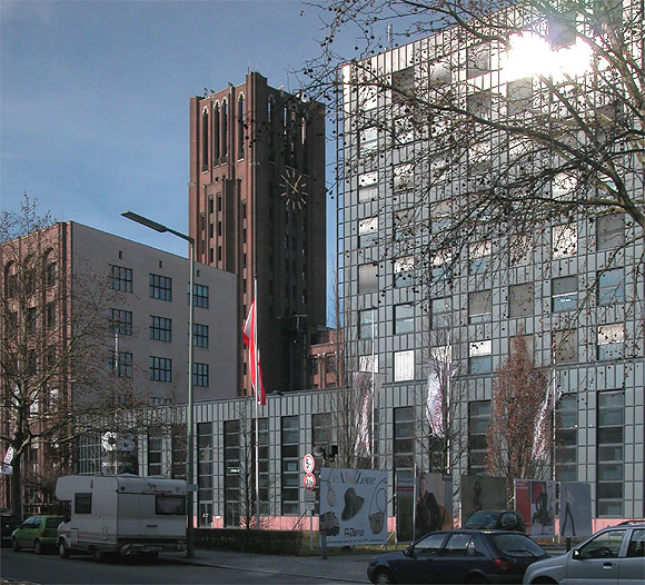 Ullsteinhaus mit Anbau. Ullsteinstra&szlig;e