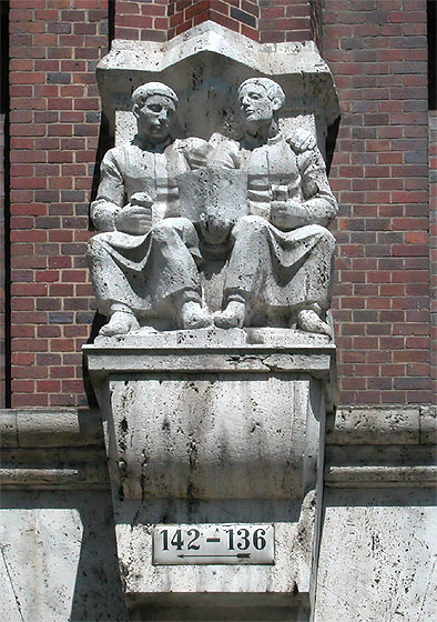 Ullsteinhaus, Architekt: Eugen Schmohl, Relief von Wilhelm Gerstel (?)