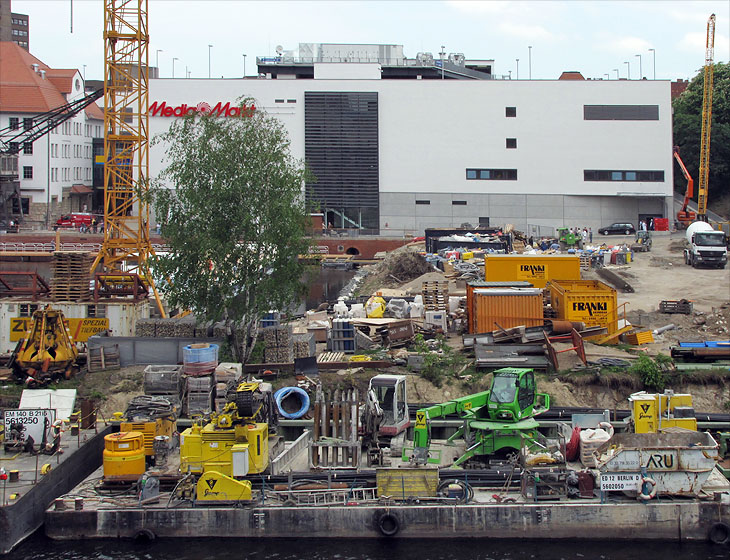 Tempelhofer Hafen, Einkaufszentrum, Er&ouml;ffnung. Blick von der Ullsteinstra&szlig;e 