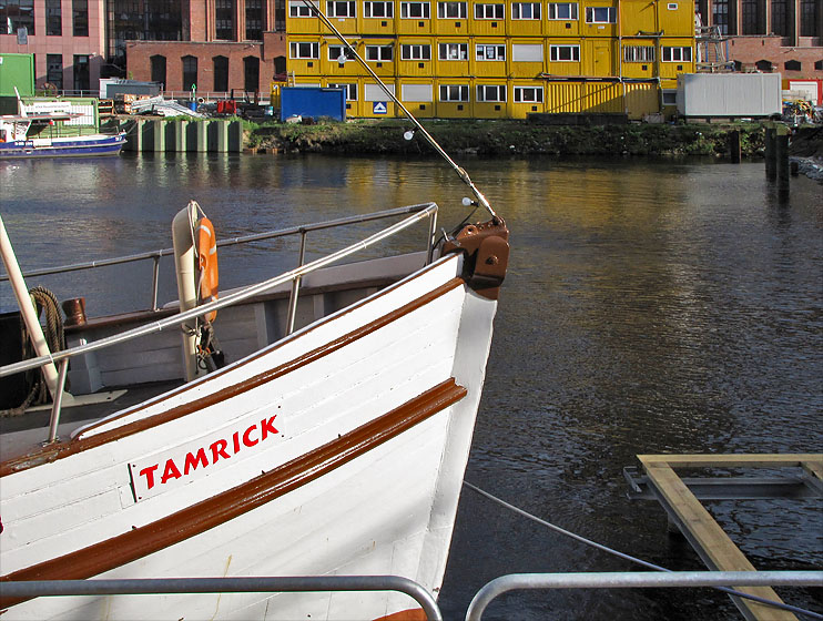 Tempelhofer Hafen, Einkaufszentrum. Blick &uuml;ber den Bug des Fischbr&ouml;tchenkutters.