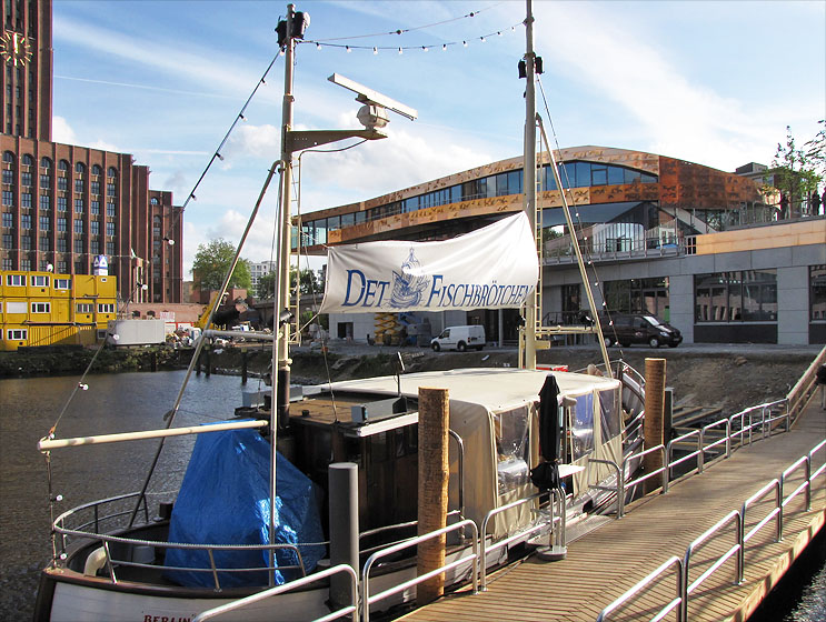 Tempelhofer Hafen, Einkaufszentrum. Kutter, verkauft Fischbr&ouml;tchen.